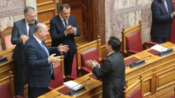 Ορκωμοσία Σακελλαροπούλου: Με μαντηλάκια υποδέχθηκε τους υπουργούς ο Άδωνις!