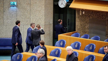 Σοκ στην Ολλανδία: Κατέρρευσε υπουργός στην ενημέρωση για τον κορωνοϊό (vid)