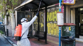 Καθημερινή απολύμανση σε 750 στάσεις λεωφορείων και τρόλεϊ από τον δήμο Αθηναίων