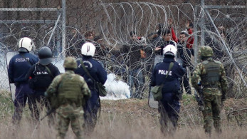 Βίντεο: Μετανάστες προσπαθούν να γκρεμίσουν τον φράχτη με συρματόσχοινο