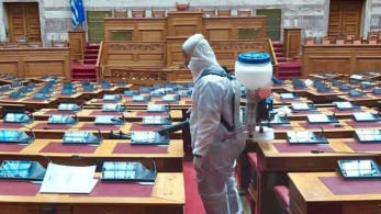 Με… άσπρες στολές και αυστηρά μέτρα η απολύμανση της Βουλής (pics)