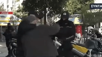 Έλεγχος… εκτός ελέγχου: Αστυνομικοί πιάστηκαν στα χέρια με ηλικωμένο (vid)