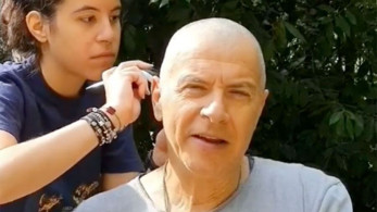 Σε ρόλο… κουρέα της Σεβίλλης η κόρη του Σταύρου Θεοδωράκη