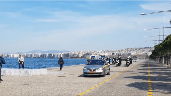 Ποιος κορωνοϊός; Οι Θεσσαλονικείς βολτάρουν στην παραλία (vid)