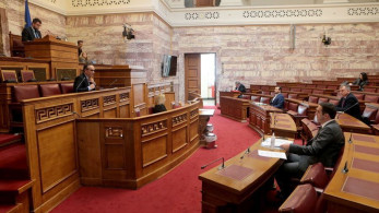 Βουλή: Ενός λεπτού σιγή στη μνήμη του Μανώλη Γλέζου