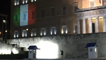 Στα χρώματα των “τρικολόρε” η Βουλή