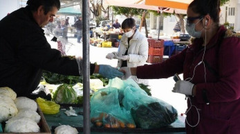 “Σπάνε στα δύο” οι λαϊκές αγορές λόγω κορωνοϊού