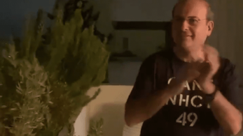 Στο μπαλκόνι χειροκρότησε κι ο Κωστής Χατζηδάκης (vid)