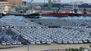 Γέμισε από καινούργια αυτοκίνητα το λιμάνι του Πειραιά