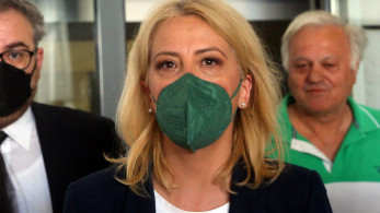 Μακριά και αλάργα από το λαϊκό αίσθημα