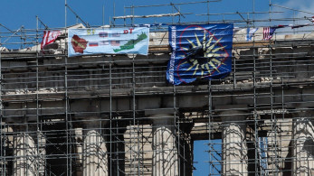 Ακρόπολη-Άνδρας σκαρφάλωσε στη σκαλωσιά του Παρθενώνα και κρέμασε σημαίες