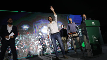 ΠΑΣΟΚ: Φεύγει ο πράσινος ήλιος και έρχεται το κινητό τηλέφωνο