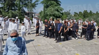 Λάρισα: Ράγισαν καρδιές στην κηδεία της 19χρονης Θάλειας – Τραγικές «φιγούρες» οι γονείς