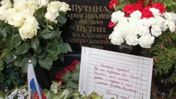 «Ο γιος σας συμπεριφέρεται απαράδεκτα» -Το επικό σημείωμα από ακτιβιστές στον τάφο των γονιών του Πούτιν
