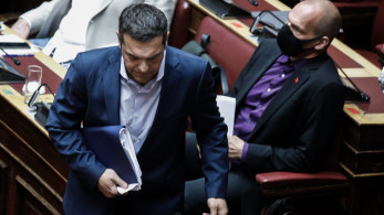Εμφανίστηκαν ρωγμές και… ορέξεις στην αριστερή πολυκατοικία