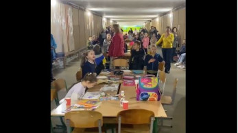 Κίεβο: Μαθητές ψέλνουν τον εθνικό ύμνο από τα καταφύγια