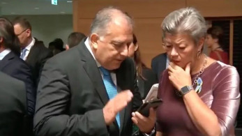 Ο Θεοδωρικάκος δείχνει στην Ευρωπαία Επίτροπο τη φωτoγραφία με τους 92 γυμνούς μετανάστες στην Εβρο – ΒΙΝΤΕΟ