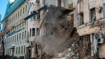 Ουκρανία: Ρωσικός πύραυλος χτύπησε πολυκατοικία στο Μικολάιφ – Ένας νεκρός