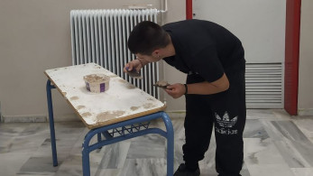 Λάρισα: Μαθητής του ΕΠΑΛ Τυρνάβου επισκευάζει  θρανία στα διαλείμματα