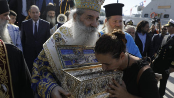 Με τιμές αρχηγού κράτους έφτασε η Αγία Ζώνη της Παναγίας στον Πειραιά