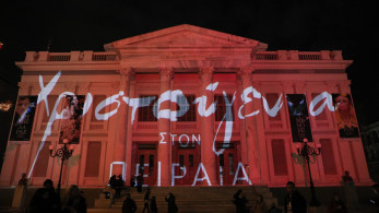 Δημοτικό Θέατρο Πειραιά: Κατέρρευσε μέρος της σκηνής – Τραυματίστηκαν μαθητές