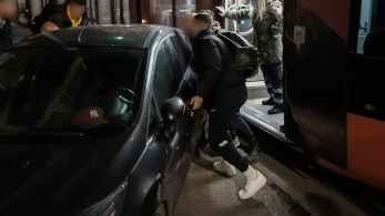 Νέα Σμύρνη: Επιβάτες του τραμ σηκώνουν με τα χέρια παρκαρισμένο αυτοκίνητο