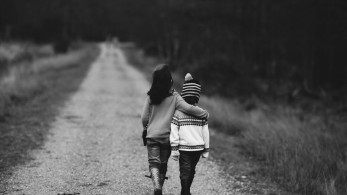 Η παραβίαση των δικαιωμάτων των παιδιών στις δομές και ο θεσμός της αναδοχής ως λύση στο πρόβλημα