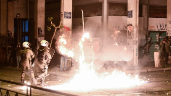 Εξάρχεια: Φωτιές σε κάδους στη Μπενάκη και «κλεφτοπόλεμος» ΜΑΤ- κουκουλοφόρων