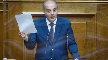 Ψεκασμένες προτάσεις από τον Βελόπουλο στη Βουλή για ανεμογεννήτριες και καμένα