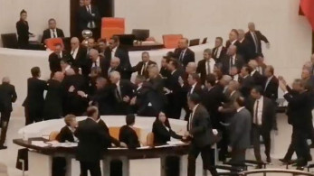 Χαμός στη Τουρκία: Ξύλο στη βουλή για τον προϋπολογισμό – Στην εντατική βουλευτής της αντιπολίτευσης
