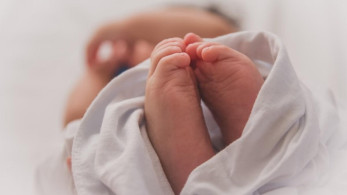 Αφαιρέθηκε προσωρινά η κηδεμονία βρέφους από γονείς που αρνούνταν να του δοθεί “αίμα εμβολιασμένου για covid19”