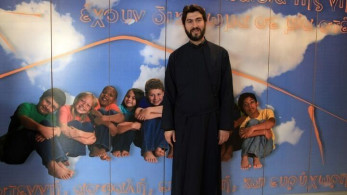 Κιβωτός του Κόσμου: Η ταμπέλα “El Capitano” έξω από το γραφείο του Αντώνιου στη δομή του Βόλου