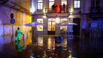 Σφοδρές βροχοπτώσεις και εκτεταμένες πλημμύρες στη Λισαβόνα – Τουλάχιστον μια νεκρή