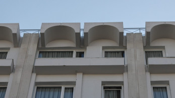 Μπαλκόνι ξενοδοχείου στη Συγγρού «κρέμεται» πάνω από τα κεφάλια ανθρώπων (Βίντεο)
