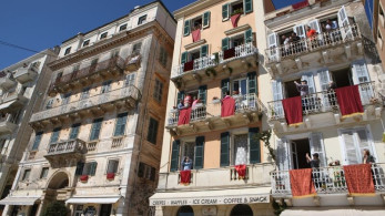 Κέρκυρα: Πιστοί στο έθιμο των μπότηδων και με κορωνοϊό (pics&vid)
