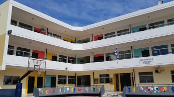Αναπλάσεις σε προσόψεις και αυλές σχολείων από τον Δήμο Αθηναίων  (pics)
