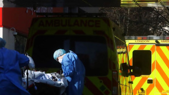 “Θερίζει” ο κορωνοϊός στη Βρετανία: 917 νεκροί σε μία μέρα