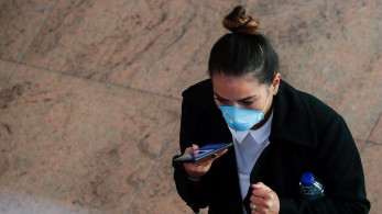 Κορωνοϊός: Βάζεις γάντια και μάσκα; Μάθε και πώς να τα βγάζεις! (vid)