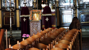 Παπάς κοινώνησε πιστούς στο Κουκάκι (pics)