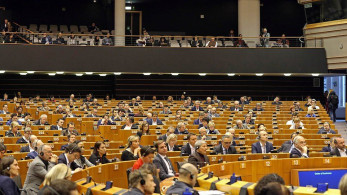 Σκάνδαλο: Ευρωβουλευτές μοίραζαν κοινοτικό χρήμα στα κόμματά τους