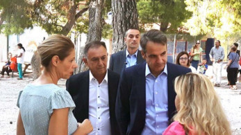 Ο Μητσοτάκης στους δρόμους