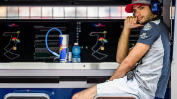 Η Ferrari επέλεξε τον Σάινθ για αντικαταστάτη του Φέτελ