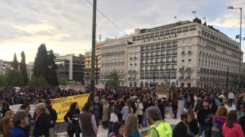 Θλιβερές εικόνες: Συλλαλητήριο στο Σύνταγμα και αποστάσεις… ούτε για πλάκα!