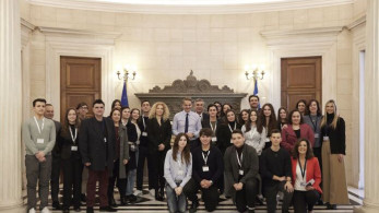 Μητσοτάκης με μαθητές για το Junior Achievement Greece: «Υποχρέωσή μας να σας προικίσουμε με δεξιότητες»