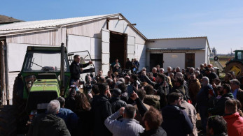Σόου Τσίπρα στο δρόμο για τον… κάμπο: Ανέβηκε πάλι σε… τρακτέρ 10 χρόνια μετά (βίντεο)