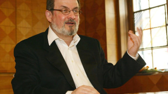 Ιρανικό ίδρυμα προσφέρει γη στο δράστη της επίθεσης εναντίον του λογοτέχνη Σαλμάν Ρούσντι