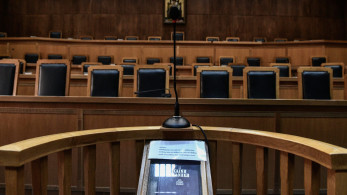 Ελεύθερη υπό όρους η εφοριακός που κατηγορείται για απευθείας αναθέσεις σε προμηθευτές
