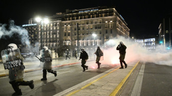 Επεισόδια στην πορεία διαμαρτυρίας στην Αθήνα –  Έκαψαν περιπολικό, τέσσερις προσαγωγές από ΕΛ.ΑΣ