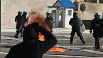 Επεισόδια στο κέντρο – Επίθεση κουκουλοφόρων με μολότοφ και πέτρες