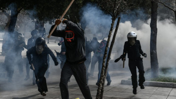 Κουκουλοφόροι “έσπασαν” το αυτοκίνητο της Γεροβασίλη – Τραυματίστηκε ο αστυνομικός της